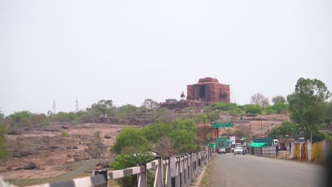 Toma-Panorámica-De-Un-Antiguo-Templo-Hindú-De-Bhojeshwar-En-La-Cima-De-Una-Colina-En-Bhopal-De-Madhya-Pradesh,-India