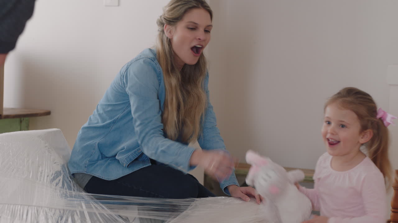 행복한 백인 가족이 새로운 집으로 이사합니다. 아이들이 있는 젊은 부부는 성공적으로 집으로 이사합니다. 아이들과 함께 부동산 투자를 즐기고 있습니다. 4k 영상