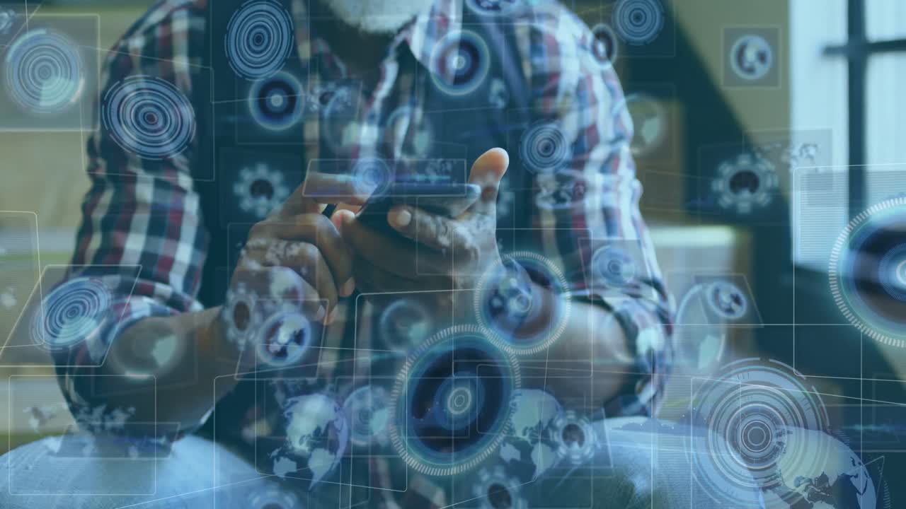 animación del procesamiento de datos en pantallas sobre un hombre afroamericano mayor feliz con un teléfono inteligente