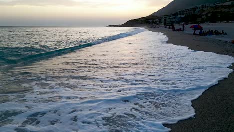 Wellen-In-Zeitlupe-Am-Ufer-Eines-Wunderschönen-Strandes-In-Albanien-In-Der-Abenddämmerung