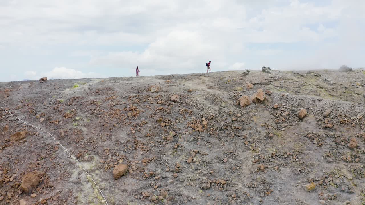 에올리아 섬의 공중 풍경, 화산 분화구 위를 날아다니는 드론의 풍경, 시칠리아 관광지 아이콘