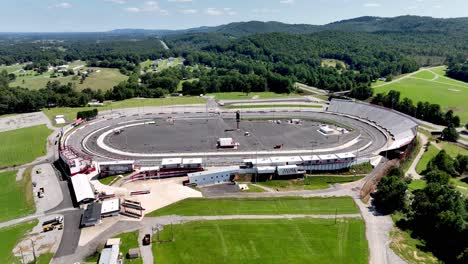 Orbita-El-Circuito-De-North-Wilkesboro-En-North-Wilkesboro-Carolina-Del-Norte,-Carolina-Del-Norte