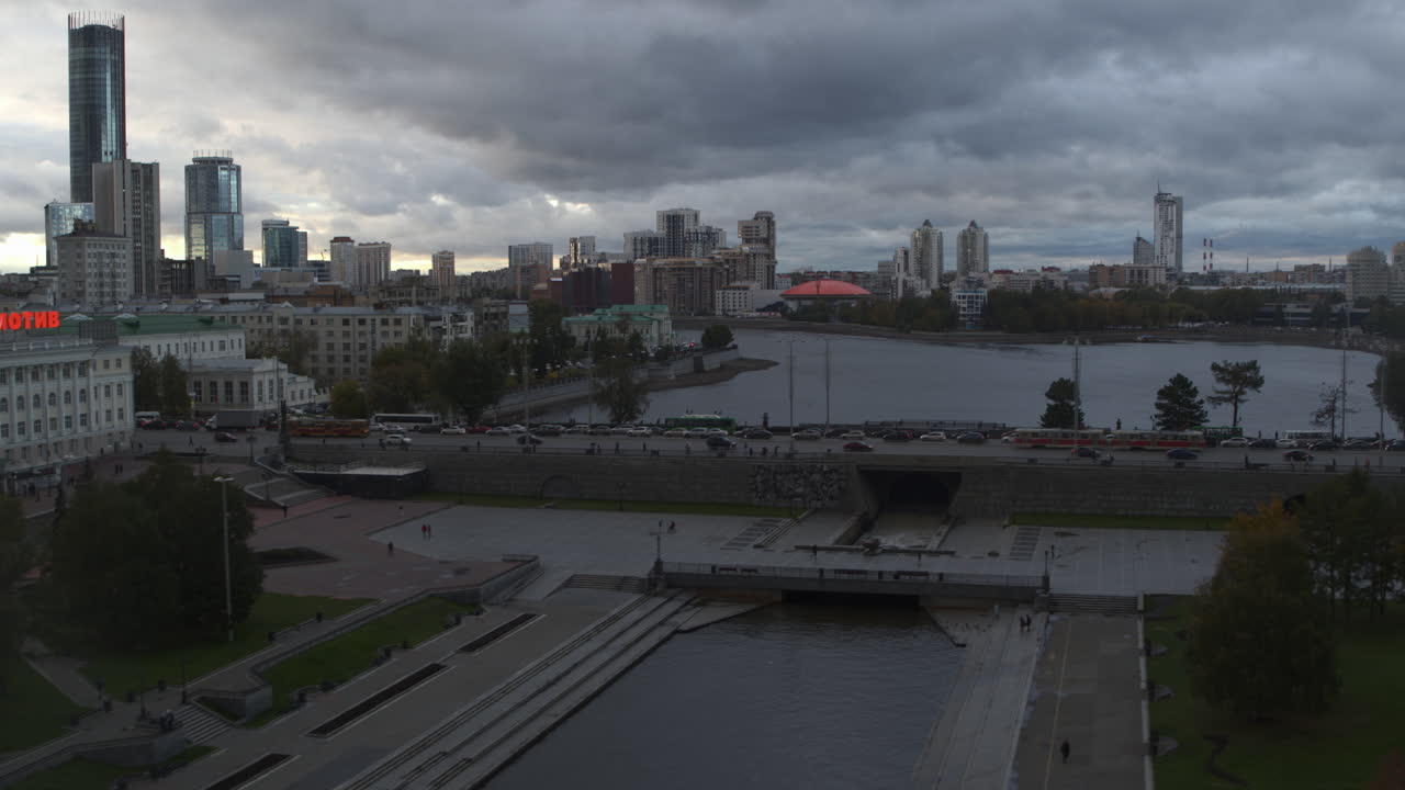 paisaje urbano con río y edificios bajo un cielo nublado