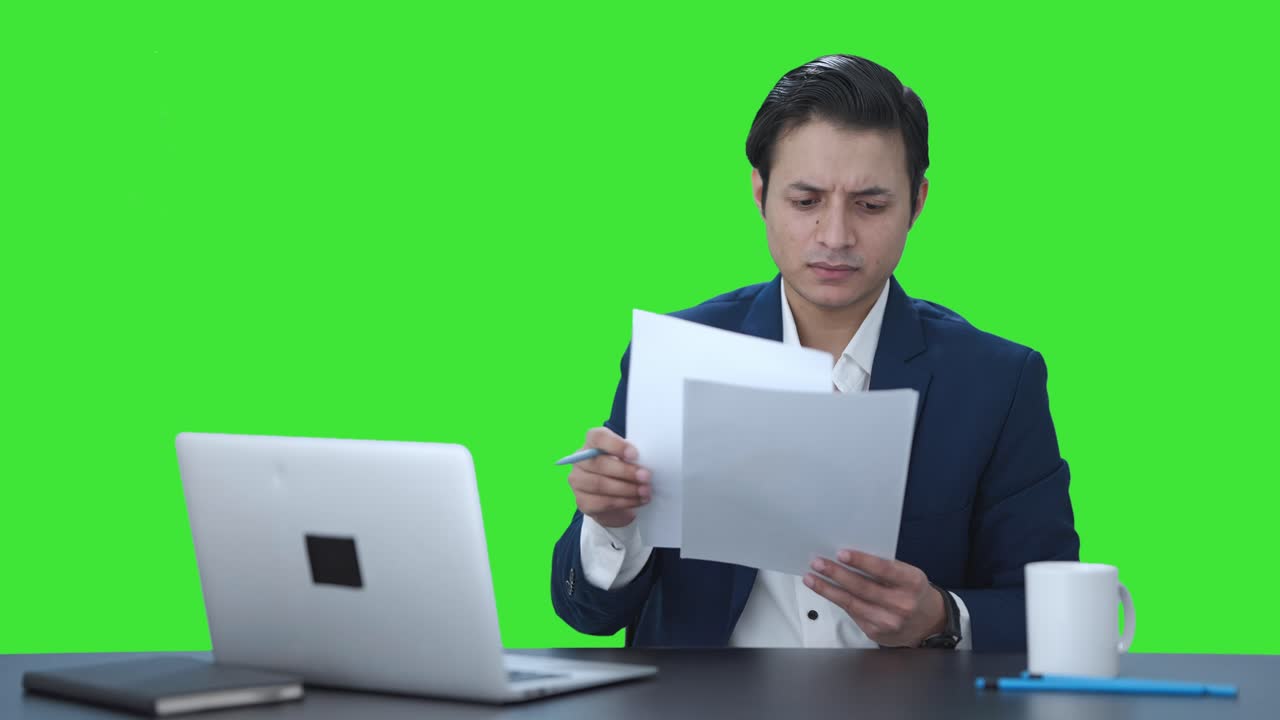 인도 관리자가 보고서를 읽고 서명하는 그린 스크린