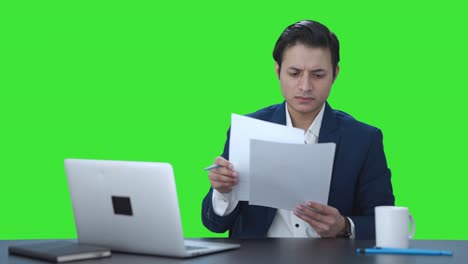 gerente indio leyendo y firmando informes pantalla verde