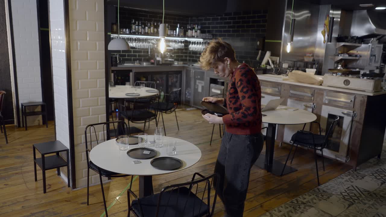 el personal del restaurante limpia las mesas.