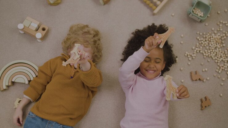 Bambini sdraiati per terra
