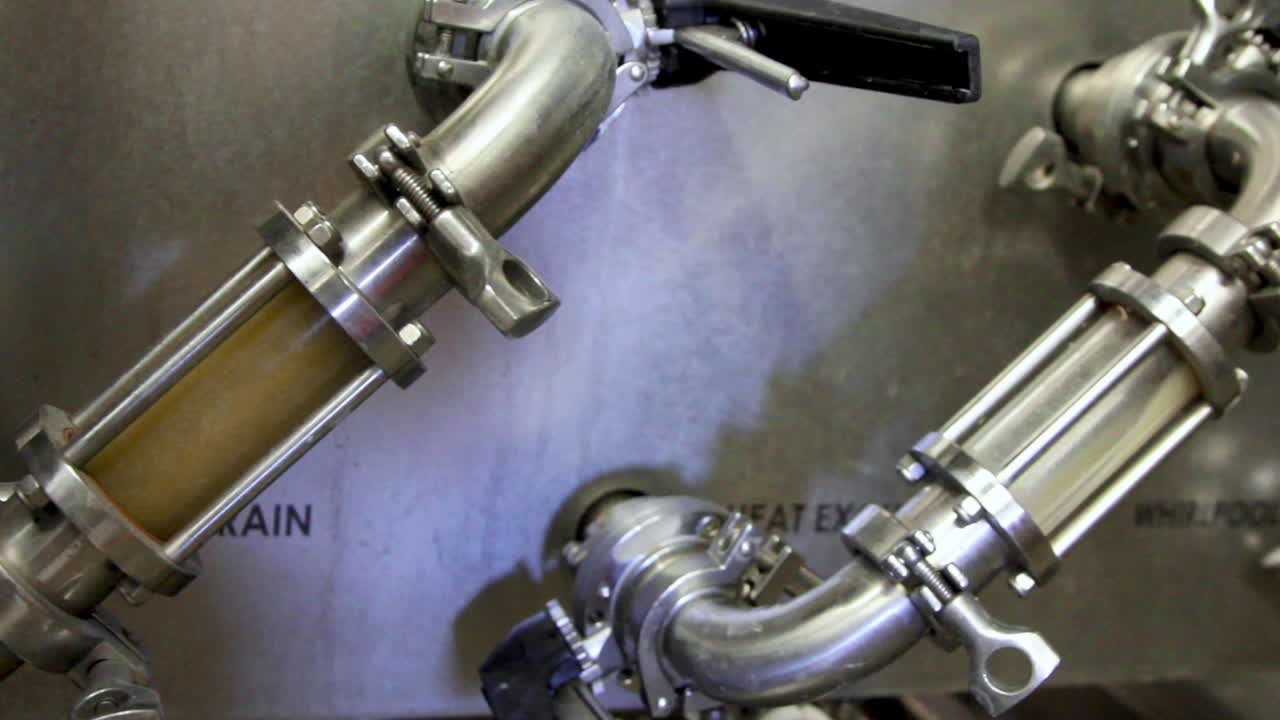 primer plano que muestra la calidad de la filtración y el color del mosto durante el proceso de producción de cerveza