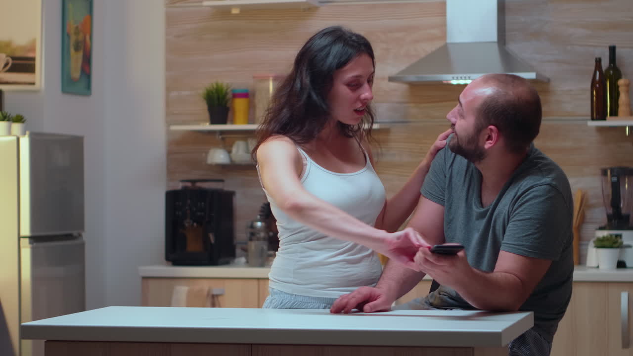 mujer vieja pagando en línea