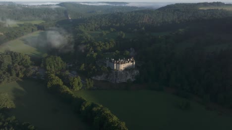 Vista-Inclinada-Hacia-Arriba-Del-Castillo-Medieval-Del-Castillo-De-Walzin-En-Bélgica,-Aérea