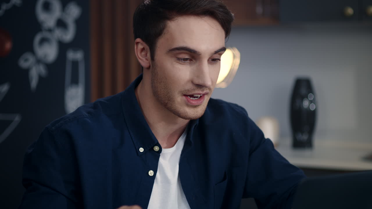 유쾌한 사업가가 원격 작업장에서 노트북 컴퓨터에서 비디오 통화를 하고 있습니다.