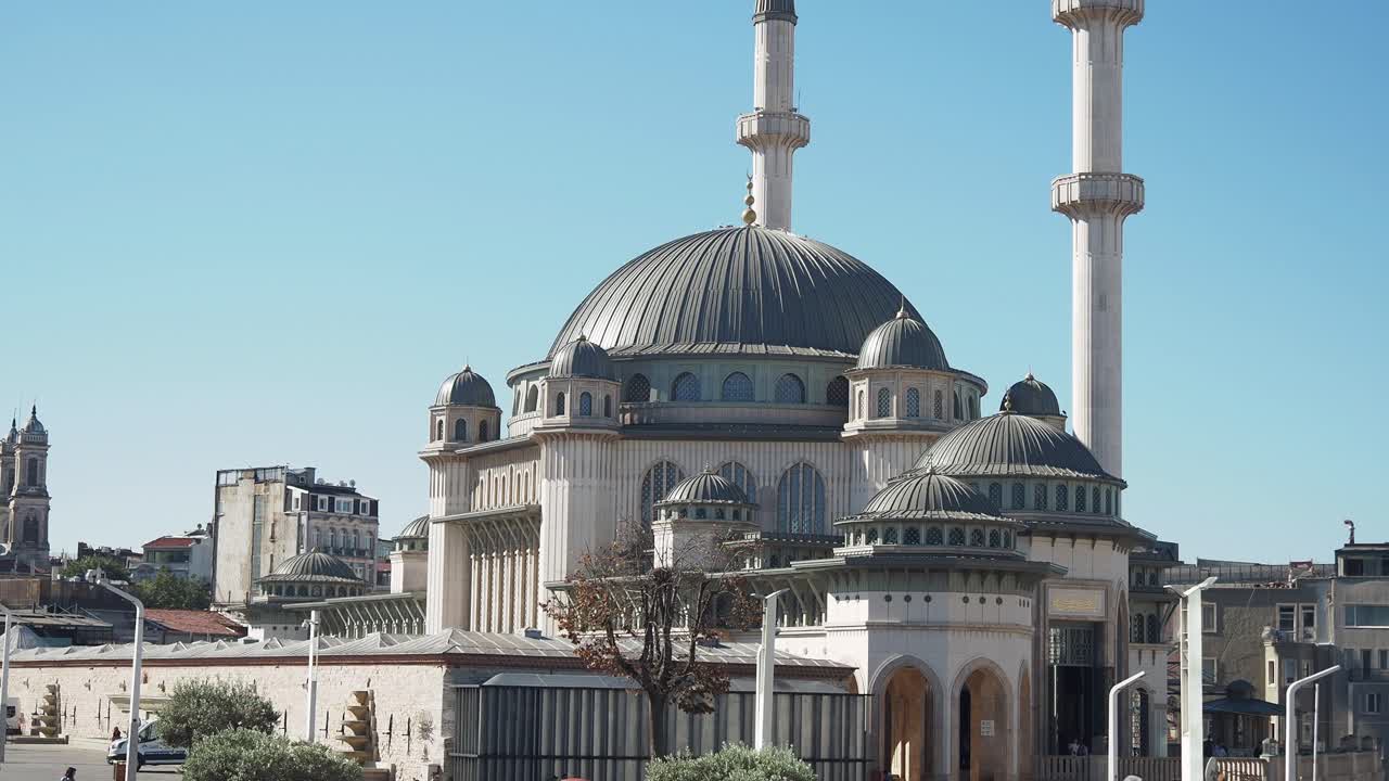 mezquita con dos minaretes y una cúpula