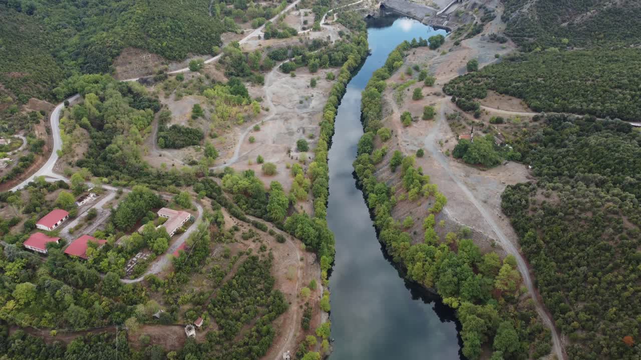 vista épica del río haliacmon aliakmonas en el norte de grecia macedonia