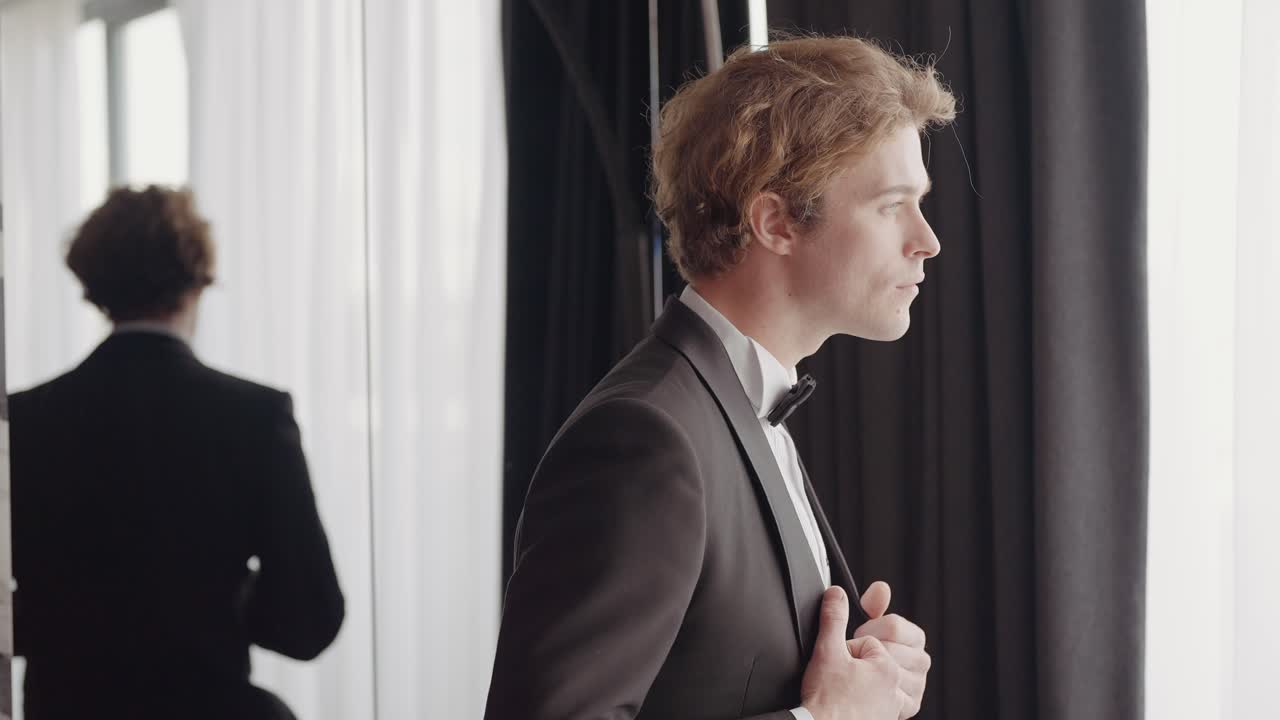 스모킹을 입은 남자가 준비하고 있어