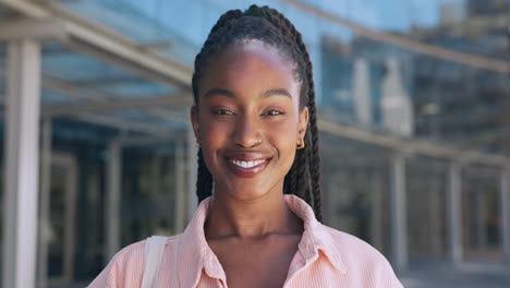 Cara-De-Mujer-Negra-Con-Una-Sonrisa-Fuera-Del-Campus.