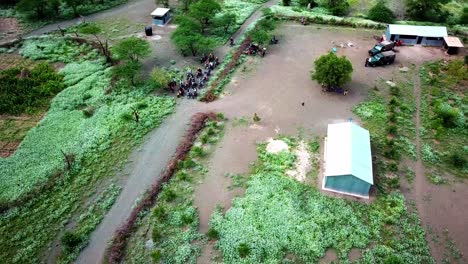 vista aérea de motociclistas durante su recorrido cerca del lago magadi en kenia - drone