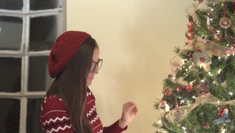 mujer con gafas en navidad. mujer decorando arbol