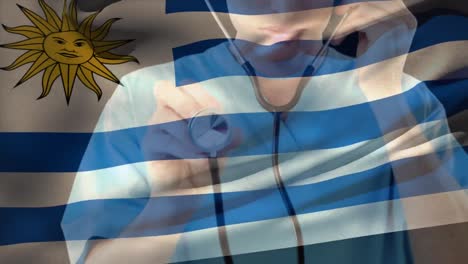 Composición-Digital-De-La-Bandera-Argentina-Ondeando-Sobre-Una-Trabajadora-De-Salud-Caucásica-Sosteniendo-Estetoscopio