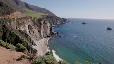 con la costa del océano en big sur, california en slomo