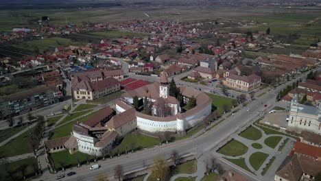 Vista-Aérea-De-La-Iglesia-Fortificada-De-Prejmer-Y-La-Comuna-De-Prejmer-En-El-Condado-De-Brasov,-Transilvania,-Rumania