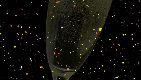 Animation-Von-Konfetti-über-Champagner-Im-Glas-Auf-Schwarzem-Hintergrund