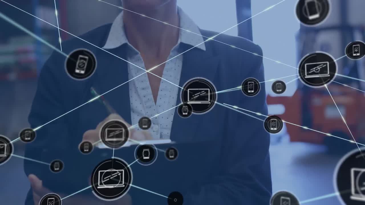 анимация сети связей с иконами над кавказской бизнесменкой, работающей на складе.