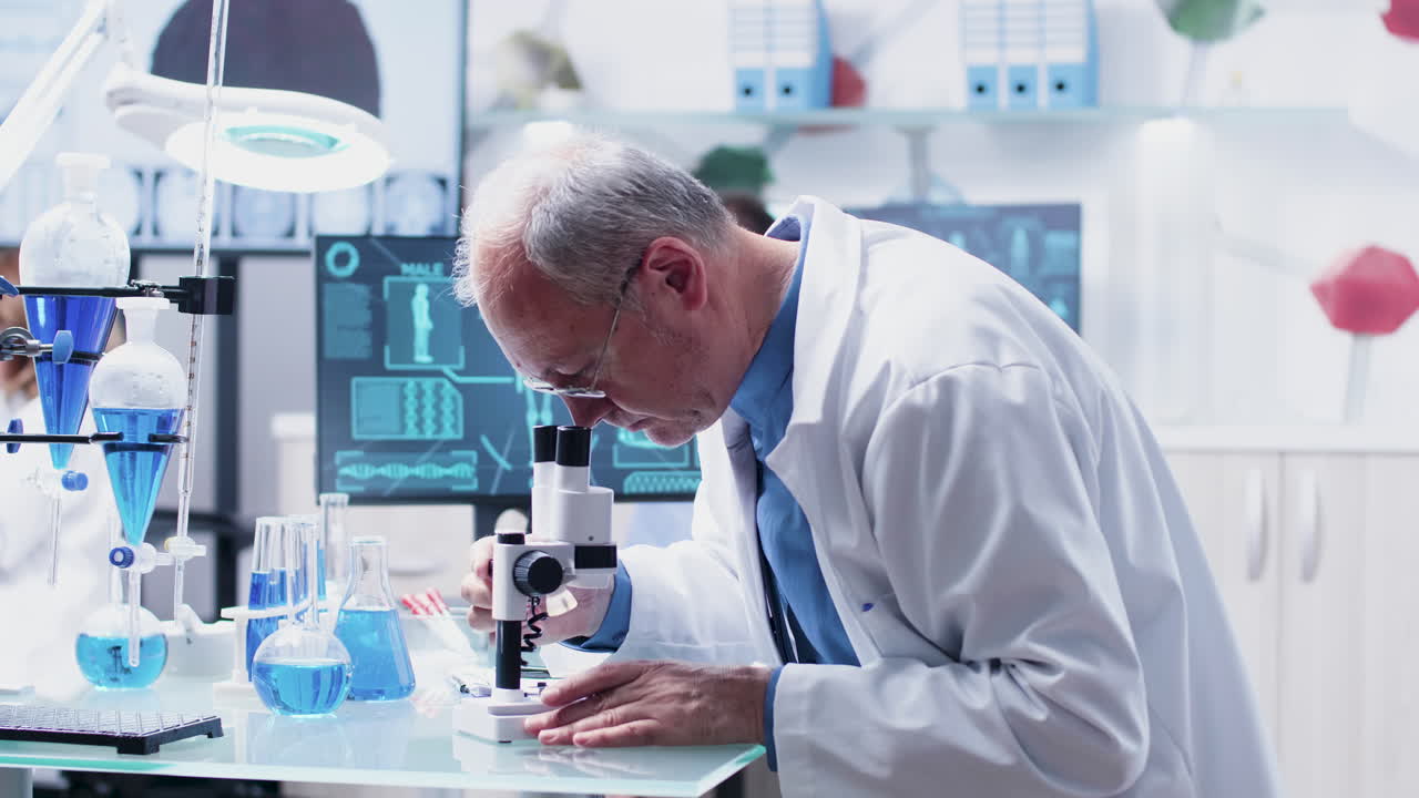 Científico trabajando en un laboratorio