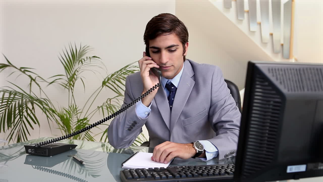 Hombre levantando el teléfono