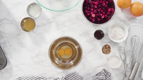 mezclar ingredientes en un cuenco de mezcla para hornear muffins de arándano.