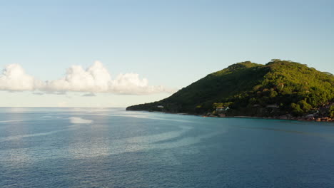 Una-Isla-Montañosa-En-El-Océano-Índico,-Con-Un-Lado-Iluminado-Por-El-Sol-Y-El-Otro-En-La-Sombra.