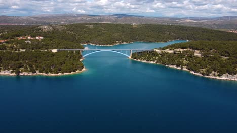 4k de seguimiento lento hacia el puente de morinje, croacia