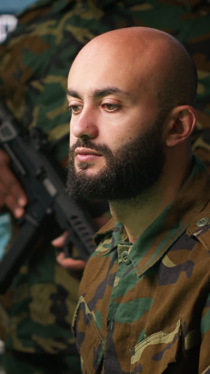Video verticale: Soldati che gestiscono l'equipaggiamento da combattimento prima di una missione di assalto.