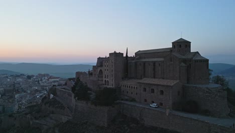 Orbitaldrohnenaufnahmen-Eines-Großen-Roten-Gebäudes-Am-Frühen-Morgen-In-Castell-De-Cardona