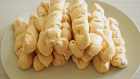 palo de merengue de almendras en el plato - estilo de postre de bocadillo francés
