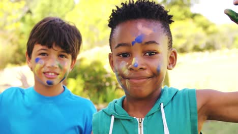 Kinder-Mit-Bemaltem-Gesicht-Und-Händen-Im-Park