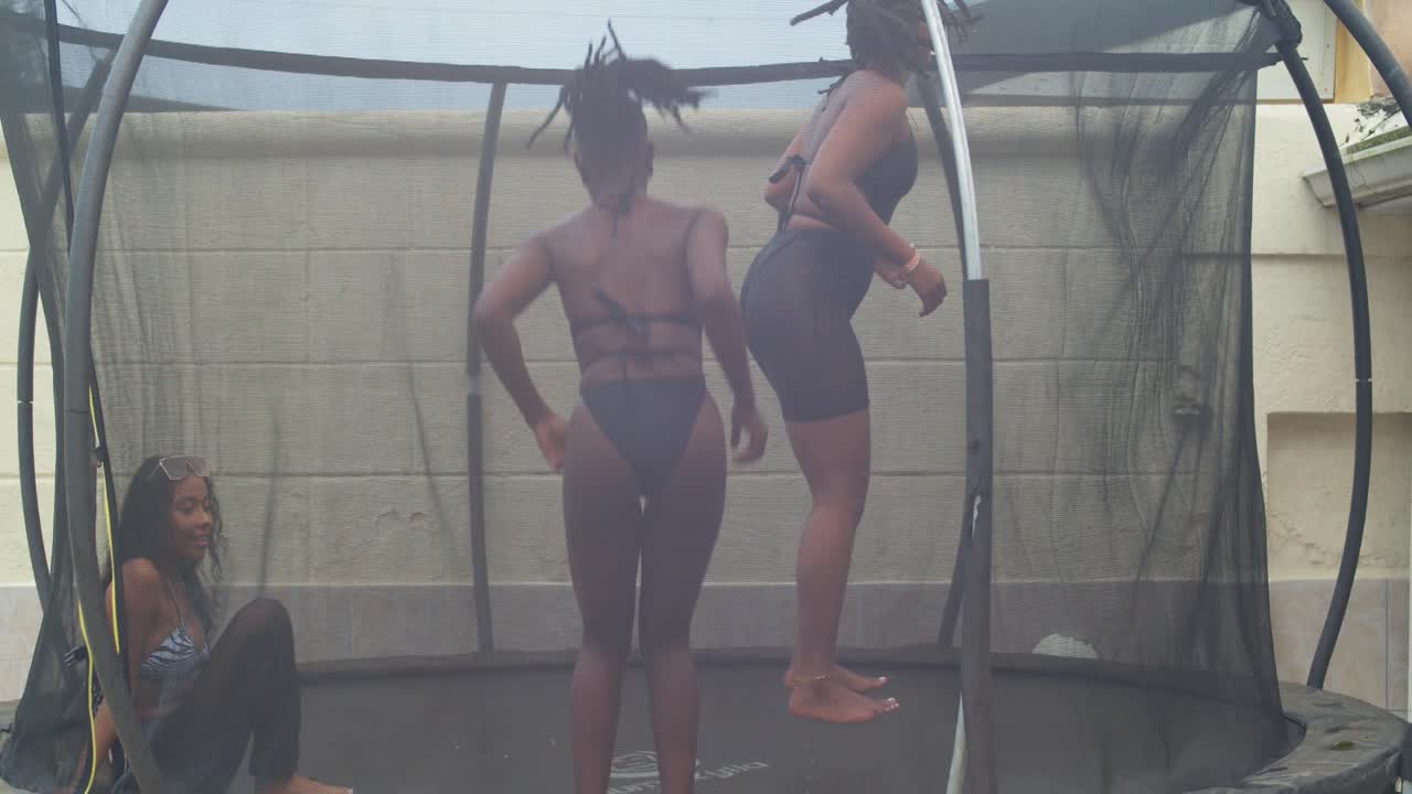 비키니 를 입은 소녀 들 은 스플래시 로 가득 찬 수영장 하루 를 즐긴다