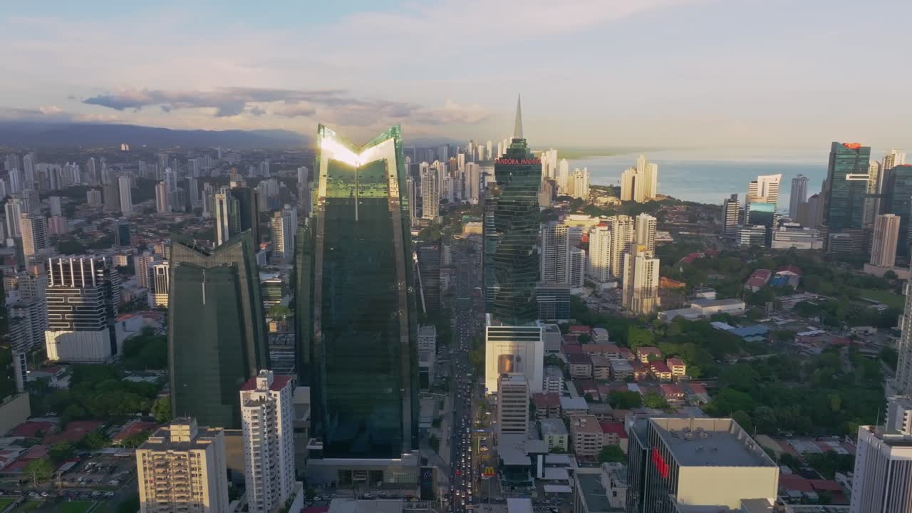 Ripresa aerea con drone che si allontana dagli edifici di Panama City in Calle 50
