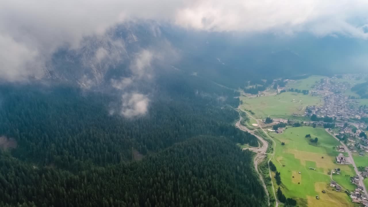 sappada, italia, esquina noreste de los alpes dolomitas. vuelos aéreos de drones fpv.
