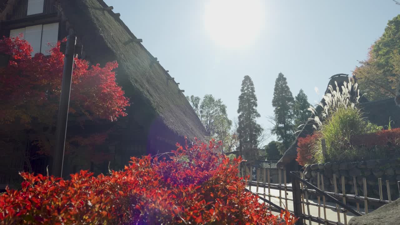 시라카와-고의 전통적인  지붕 집 위에 느린 동작의 영화 슬라이더