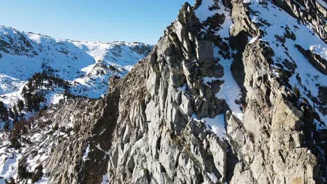 drone volando cerca de montañas nevadas en lagos gigantescos invierno de california