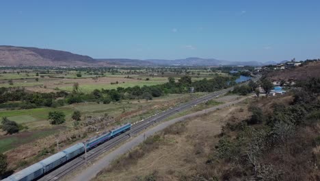 vista superior del tren que pasa por las montañas de la región de konkan en pune, maharashtra, india.