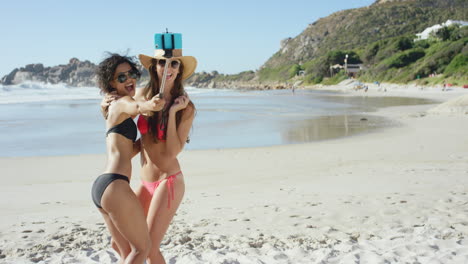 Zwei-Freunde-Machen-Selfies-Am-Strand-Mit-Einem-Selfie-Stick