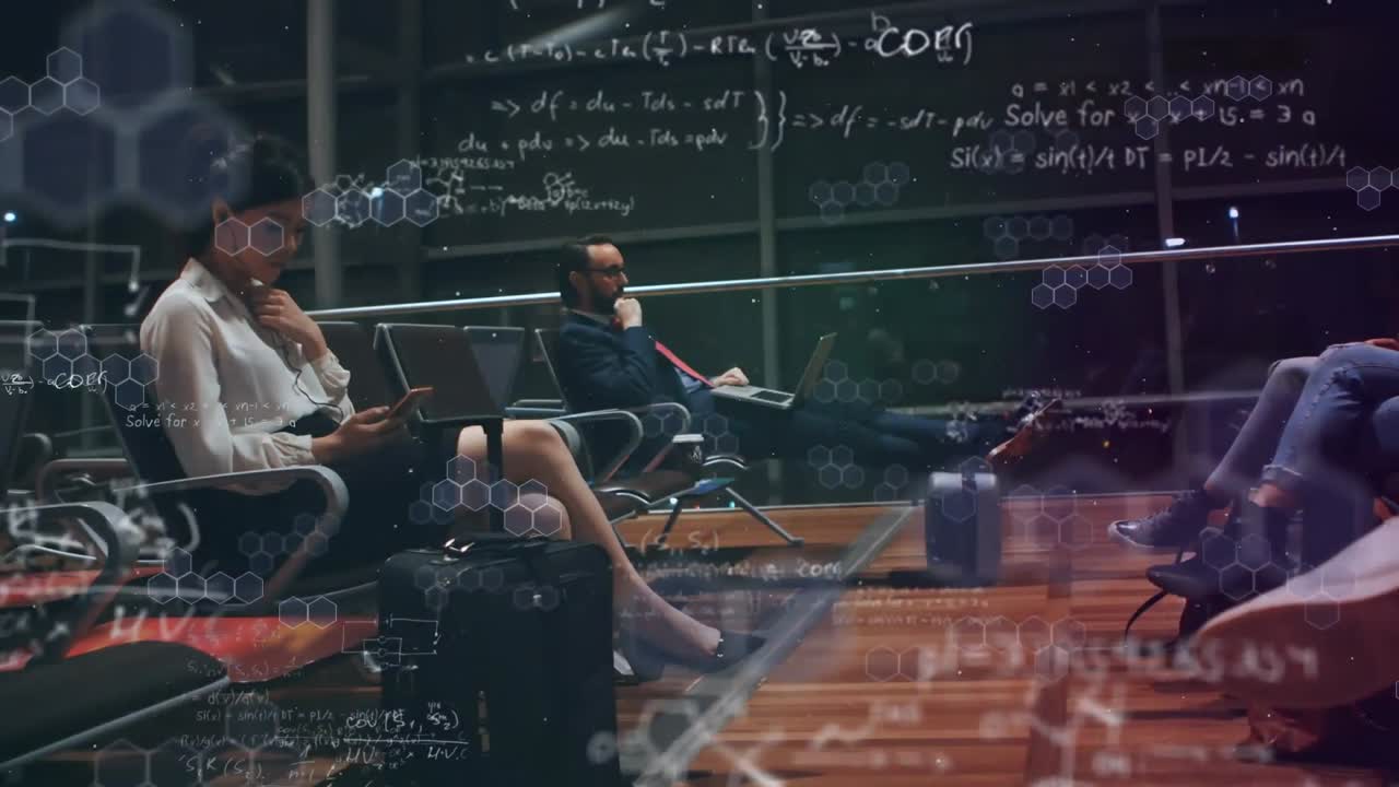 공항에서 기술을 사용하는 사람들 위에서 떠다니는 수학 방정식의 애니메이션