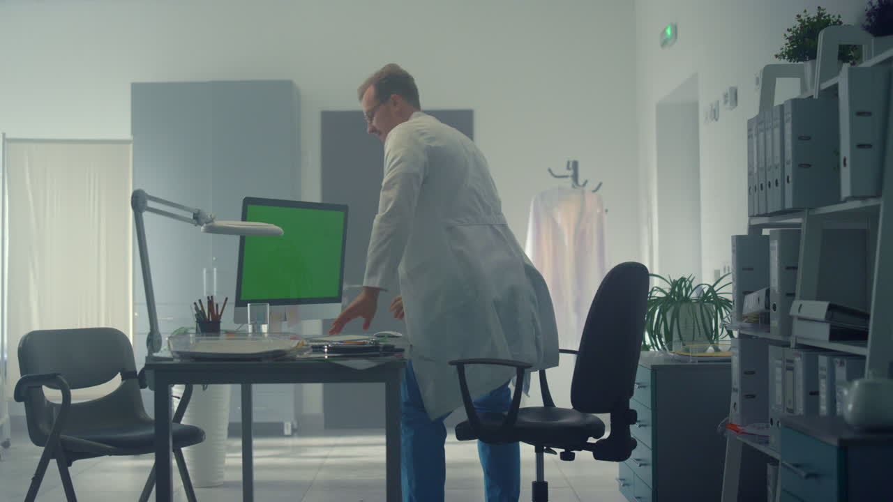 pantalla verde computadora moderna en la oficina del médico. trabajo del médico utilizando la tecnología.