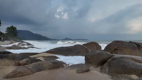 Olas-Del-Monzón-En-La-Playa-De-Koh-Samui,-Tailandia