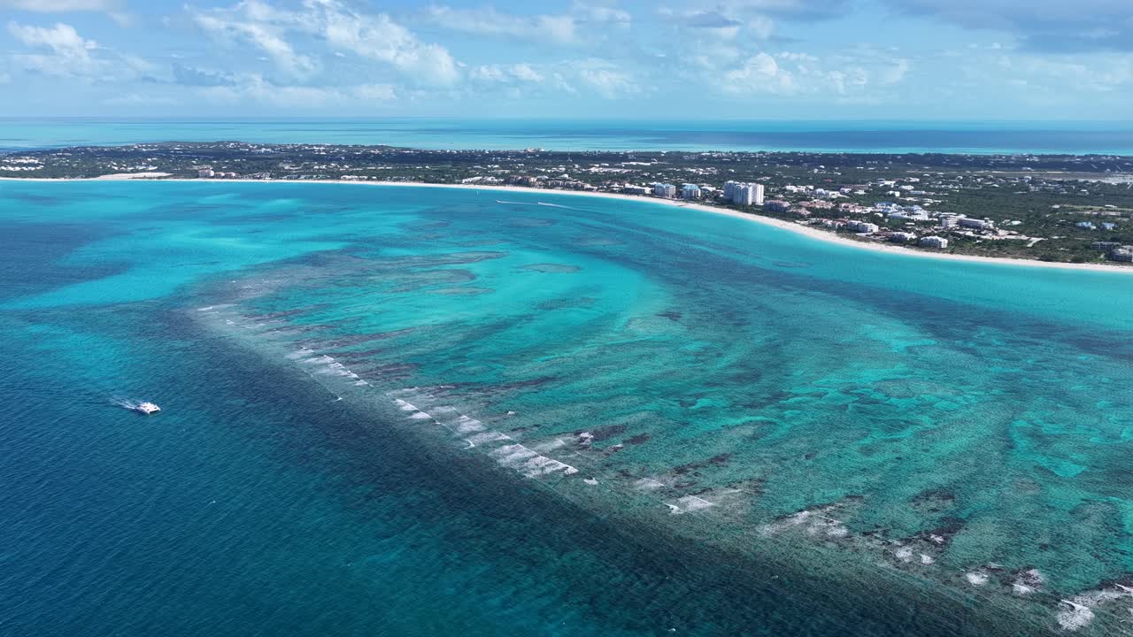 Grace Bay Beach auf Providenciales im Überseegebiet der Turks- und Caicosinseln. Karibische Skyline. Strandlandschaft. Hochhäuser. Grace Bay Beach auf den Turks- und Caicosinseln. Naturhintergrund.