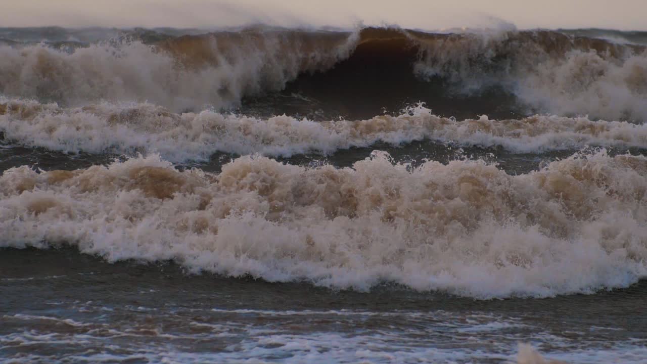 tormenta de mar con grandes olas al atardecer