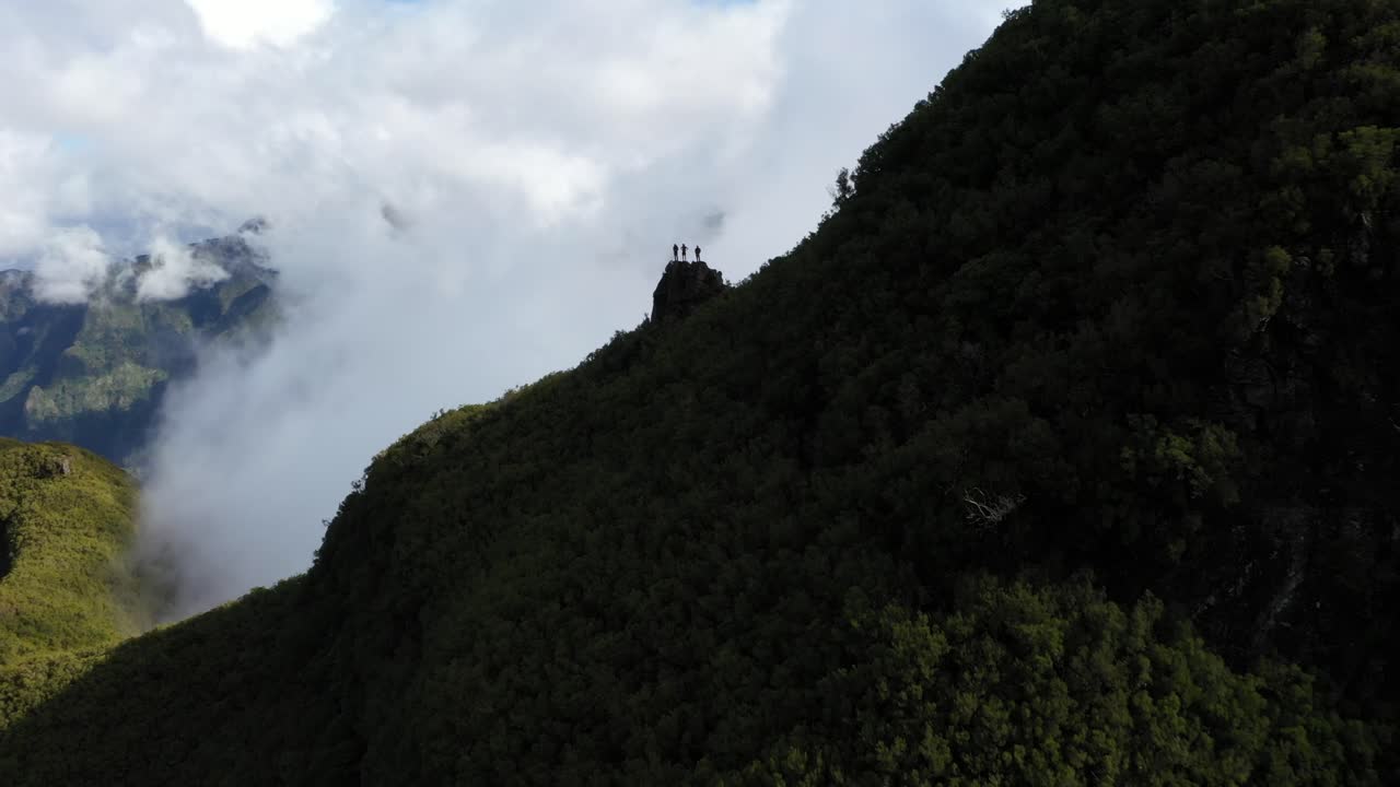 몬테 트리고 하이킹에서 상비센테 절벽에 서 있는 3명의 친구