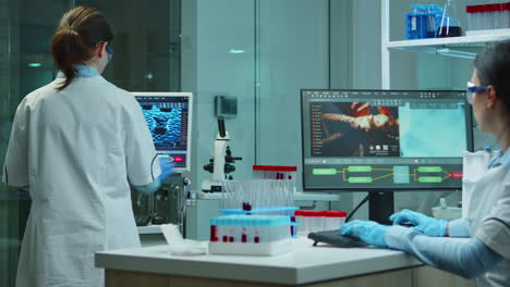 científicos que trabajan horas extras en un laboratorio químico modernamente equipado