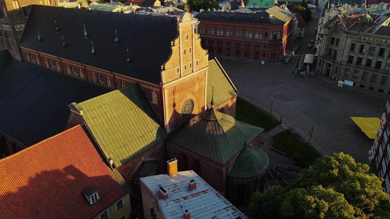 La luce dorata serale illumina la Cattedrale di Riga, i tetti storici della Città Vecchia